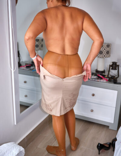 Emirates Flight Attendant Undressing Pantyhose